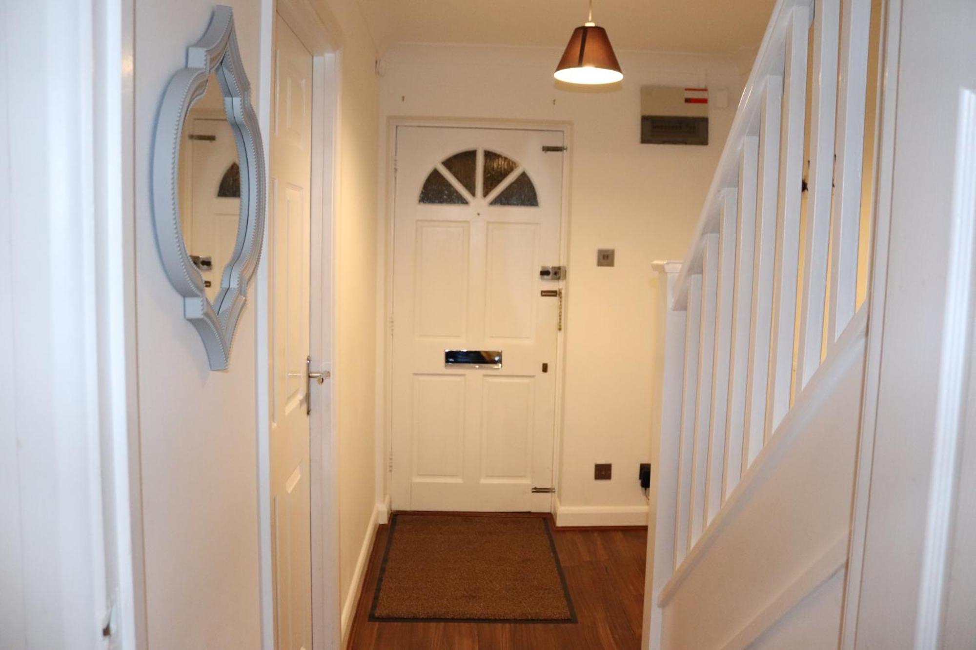 Dove's Place In Historic Rochester With Parking *